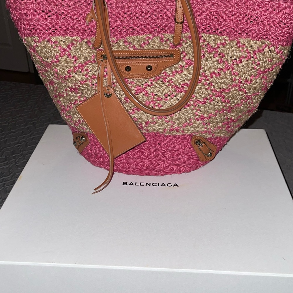 Preloved Balenciaga Raffia tote bag straw braided in good condition.